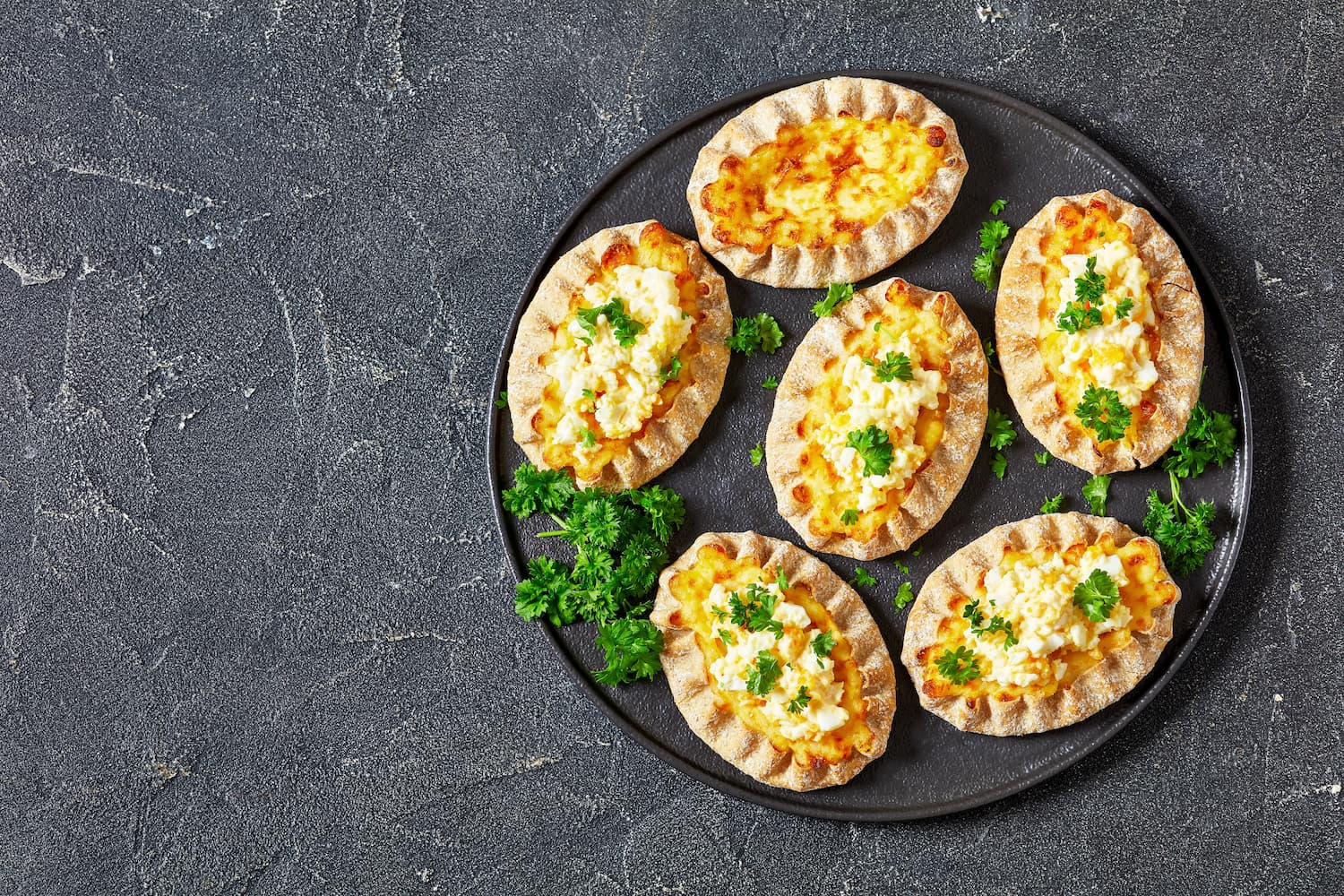 Karelische Piroggen mit Käse Traditionelle karelische Piroggen gefüllt mit Käse und Kartoffeln.
