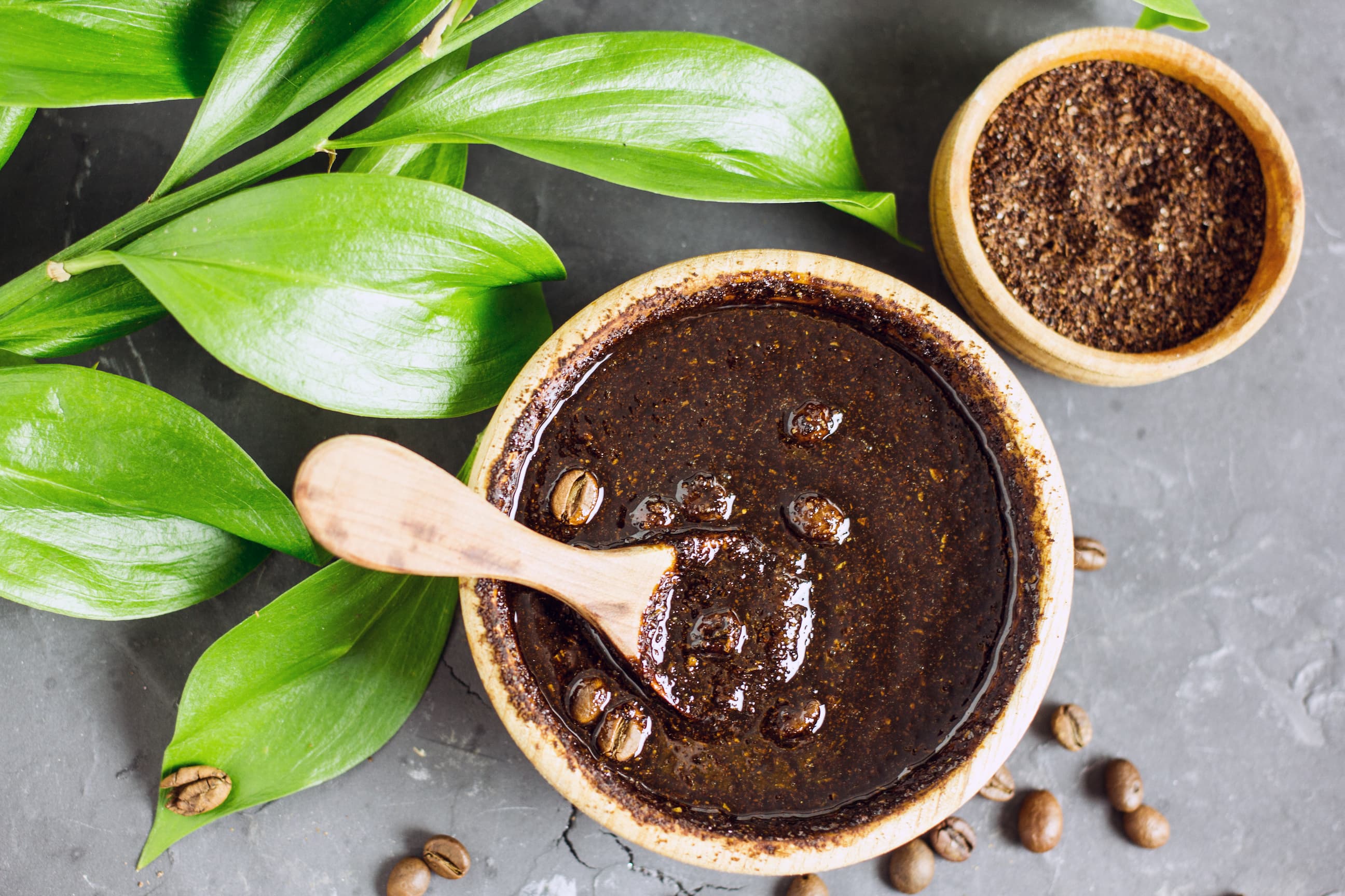 Geschaeftsteam in Besprechung mit Praesentation, Mann im Anzug spricht vor Kolleginnen und Kollegen.