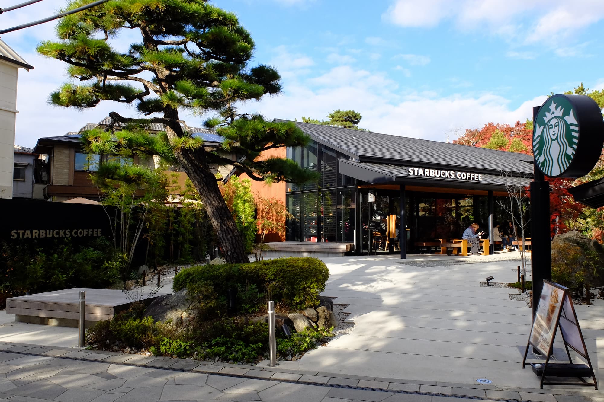 Starbucks Filiale in Japan Moderne Starbucks Filiale in Japan mit traditioneller Architektur und Gartenanlage.