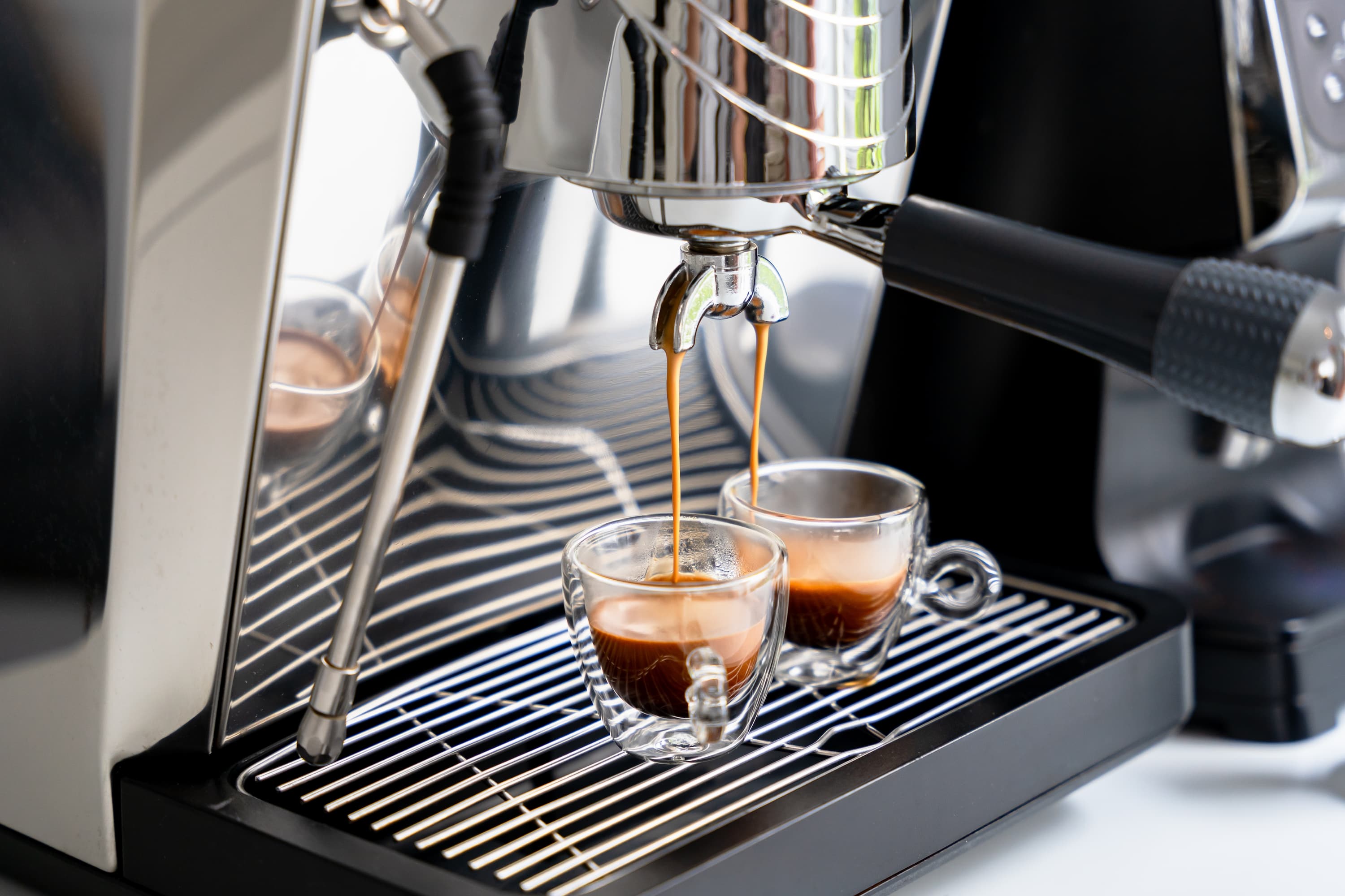 Espressomaschine Doppelter Espresso Zwei frische Espressi laufen gleichzeitig aus einer Siebträgermaschine.