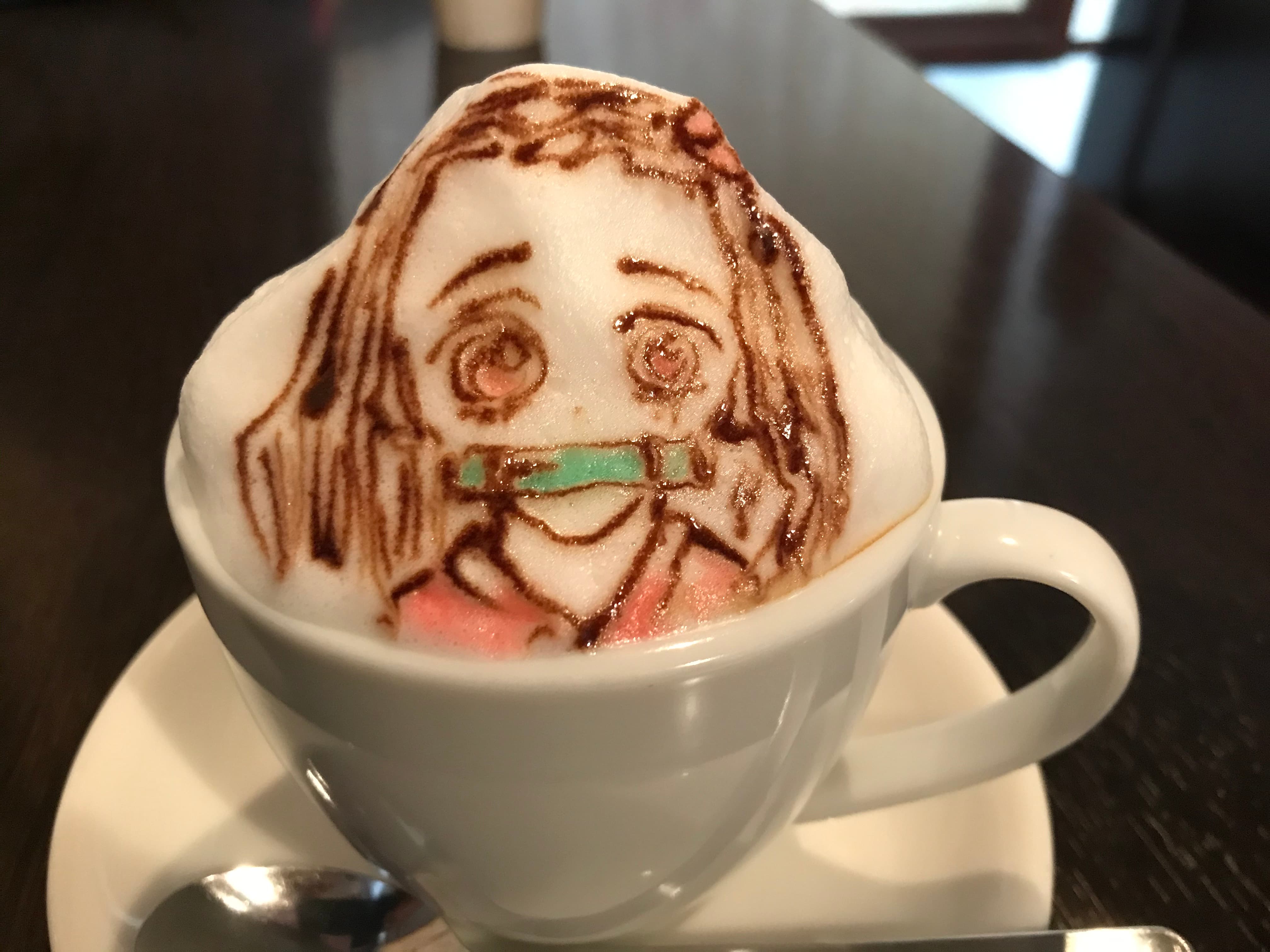 Latte Art mit Anime-Motiv Kaffeetasse mit Milchschaum und kunstvollem Anime-Charakter als Latte Art.