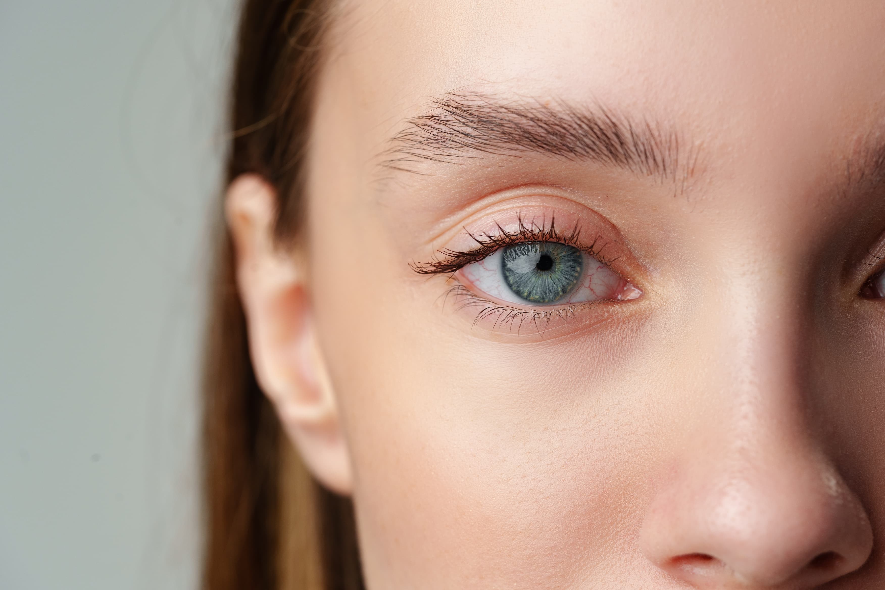 Detailaufnahme eines blauen Auges Nahaufnahme eines menschlichen Auges mit blauer Iris und sichtbaren Wimpern.