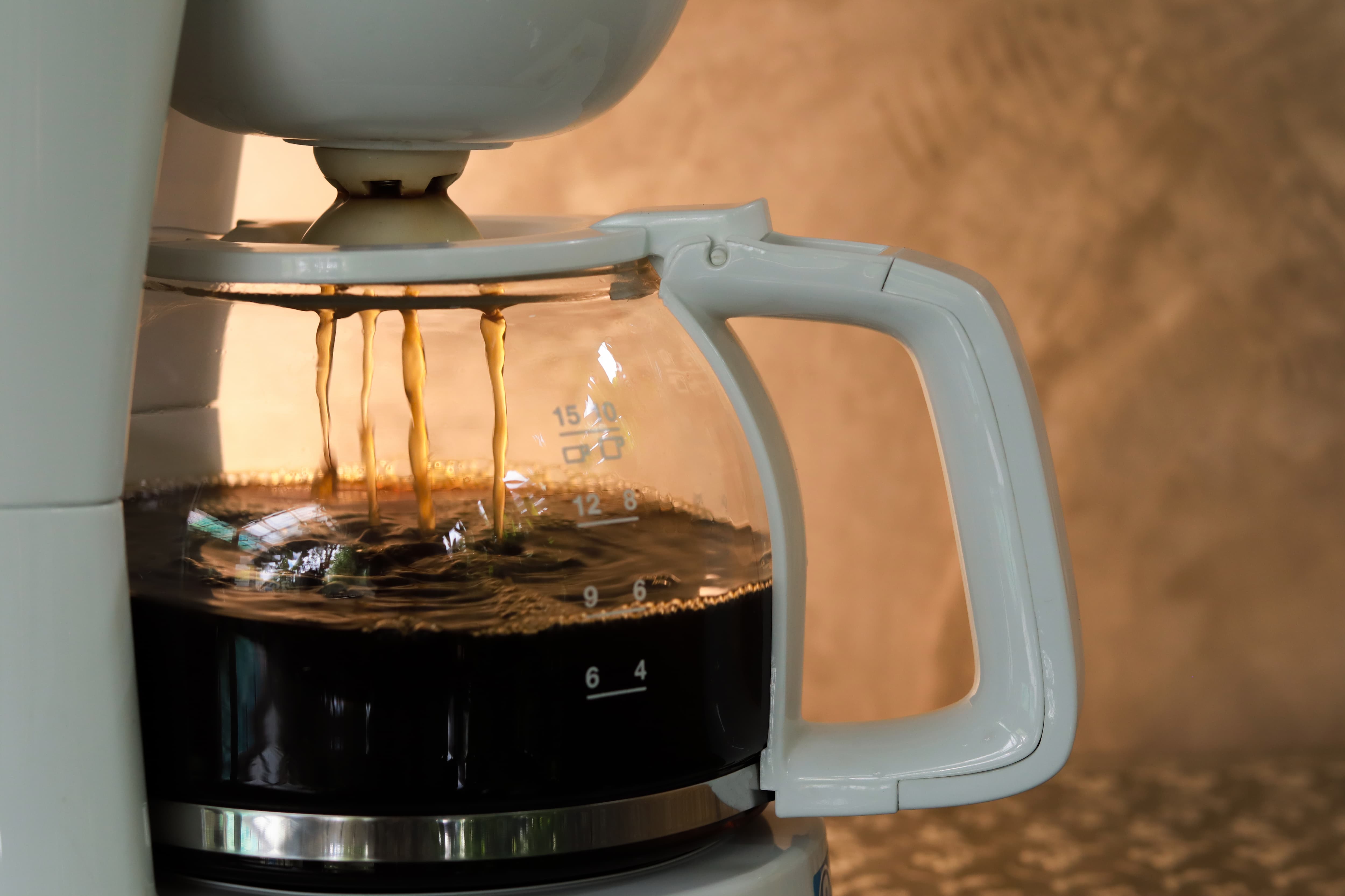 Filterkaffeemaschine mit Glaskanne Kaffeemaschine brüht frischen Kaffee direkt in eine Glaskanne mit Skala.