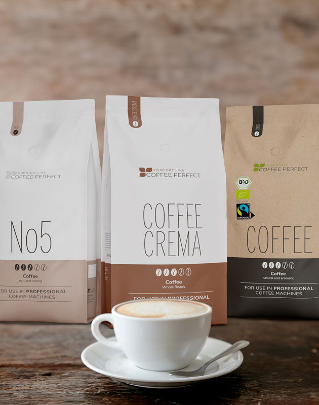 Volle Kaffeetasse steht vor Füllprodukte Volle Kaffeetasse steht vor Füllprodukte