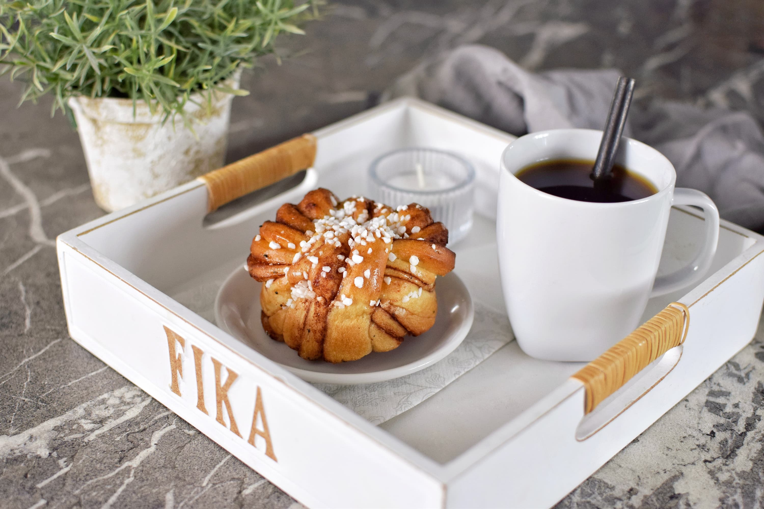 Fika mit Kaffee und Zimtschnecke Schwedisches Fika-Tablett mit Kaffeetasse und traditioneller Zimtschnecke.