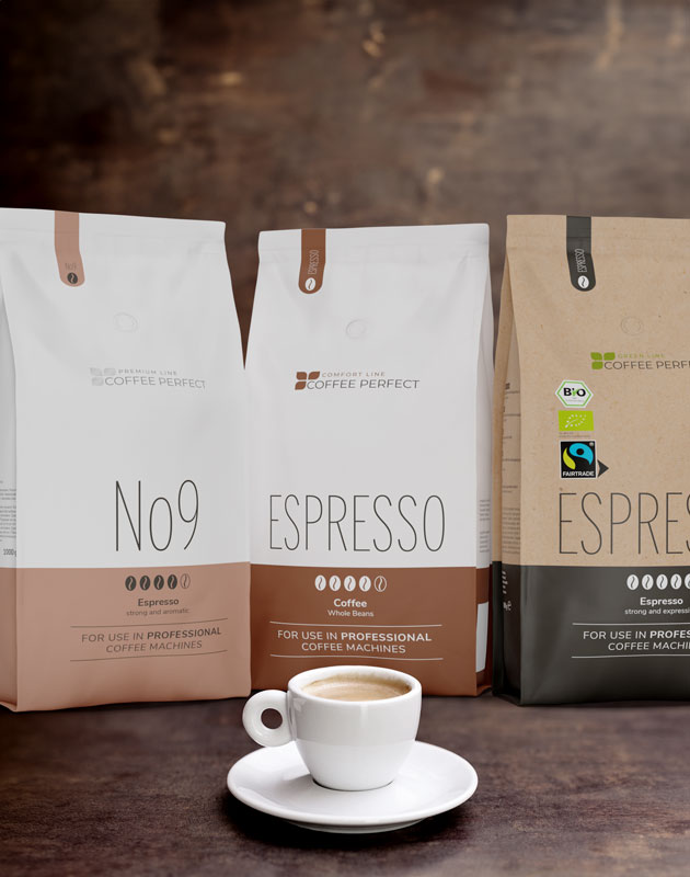 Volle Kaffeetasse steht vor Füllprodukte Volle Kaffeetasse steht vor Füllprodukte