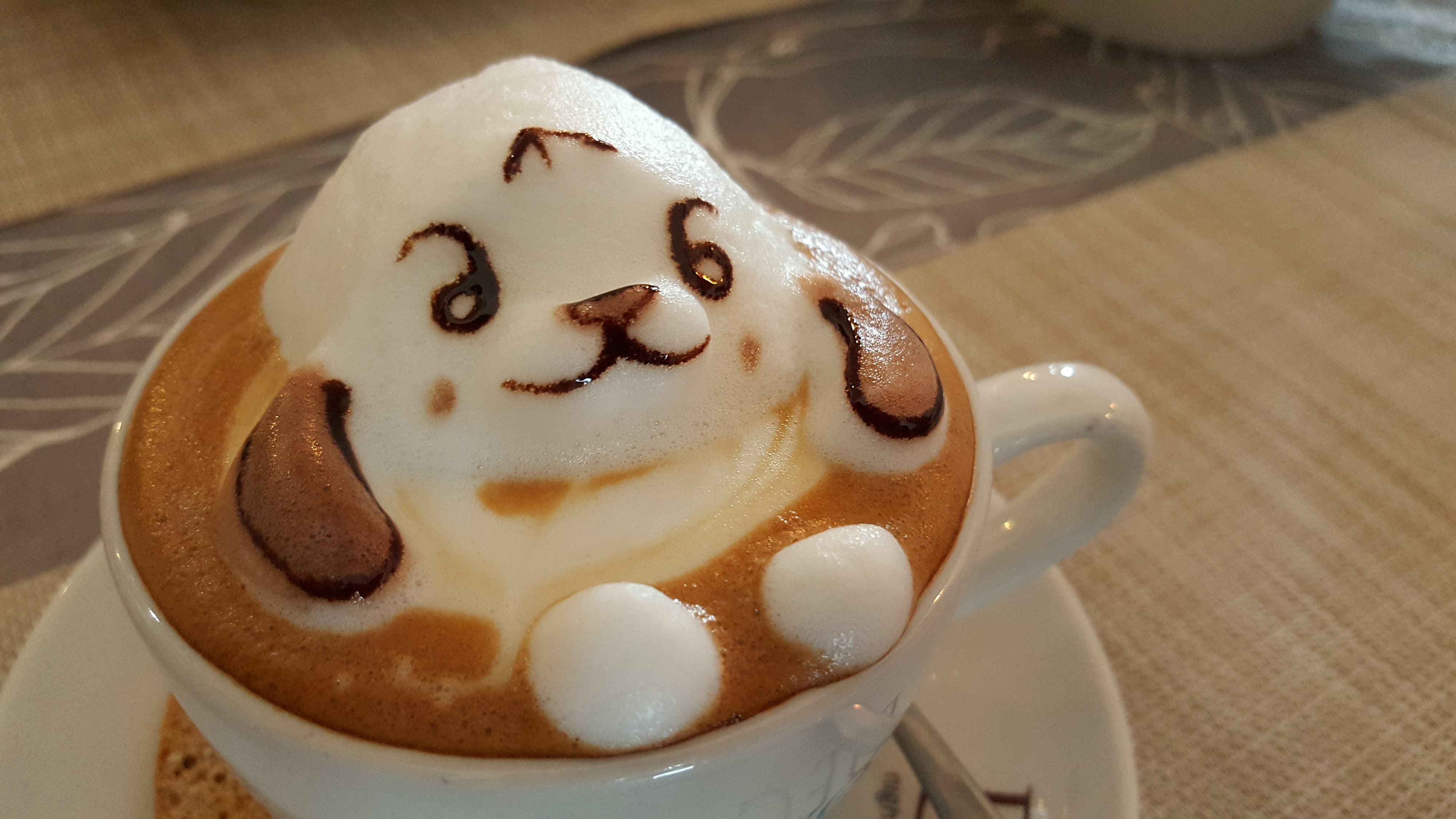 Latte Art Hundegesicht Kaffeetasse mit 3D-Latte-Art in Form eines Hundegesichts aus Milchschaum und Schokolade.