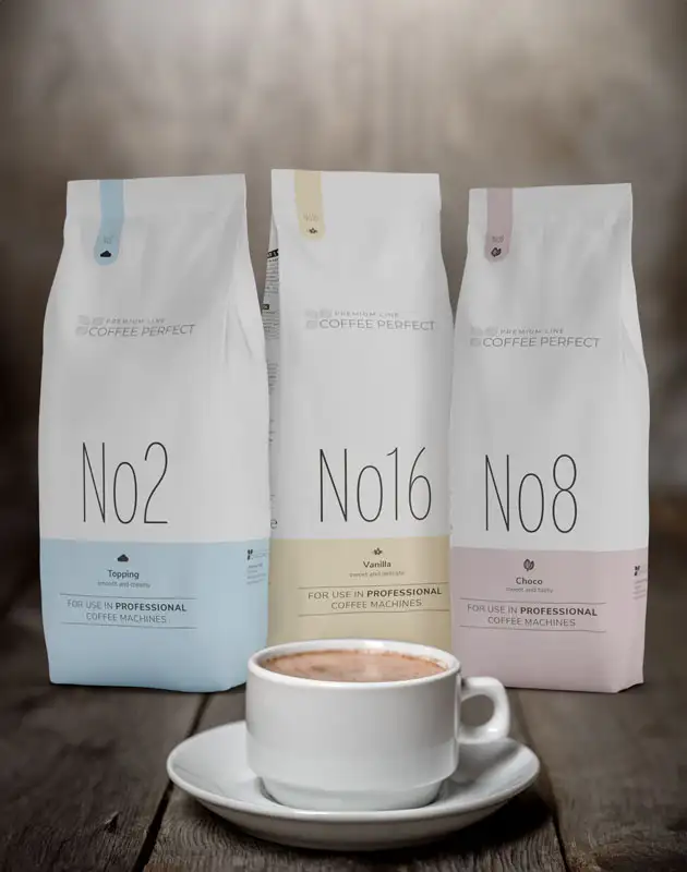 Volle Kaffeetasse steht vor Füllprodukte Volle Kaffeetasse steht vor Füllprodukte